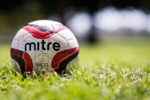 Bola de futebol em gramado de futebol