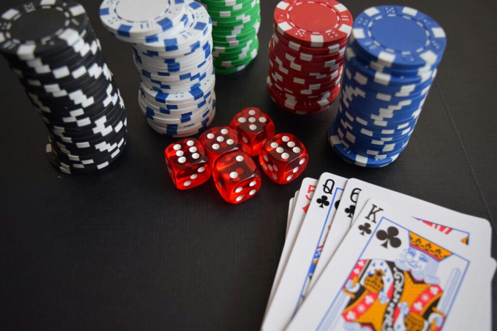 Fichas de poker, baralho e dados